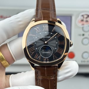 Cartier Drive de Cartier Collection Watch. Featuring an elegant and dignified cushion-shaped design paired with clean, bold lines, it exudes the unyielding charm of masculine strength. 【Case】 Dimensions: 40mm x 41mm x 12.5mm. The distinctive cushion-shaped case boasts exceptional craftsmanship, with the sapphire crystal's bright, full-bodied curved lines faithfully replicated.Pursuing perfection, we recreate the most authentic experience for watch enthusiasts. 【Technical Breakthrough】Features the original Cal.1904-PS MC movement. Both the rotor and large/small bridges undergo rhodium plating. The balance wheel position aligns precisely with the genuine piece, achieving counterfeit-level authenticity.[Exquisite Details] 1. Market-exclusive acquisition of original molds 2. Quenched and blued hands with full, three-dimensional depth 3. Classic knurled decoration on the dial, delicate and harmonious 4. Twelve Roman numerals achieved through layered printing, resulting in a smooth and precise effect. Steadfast and understated, with superb craftsmanship, it adds a distinctive touch to your wrist.